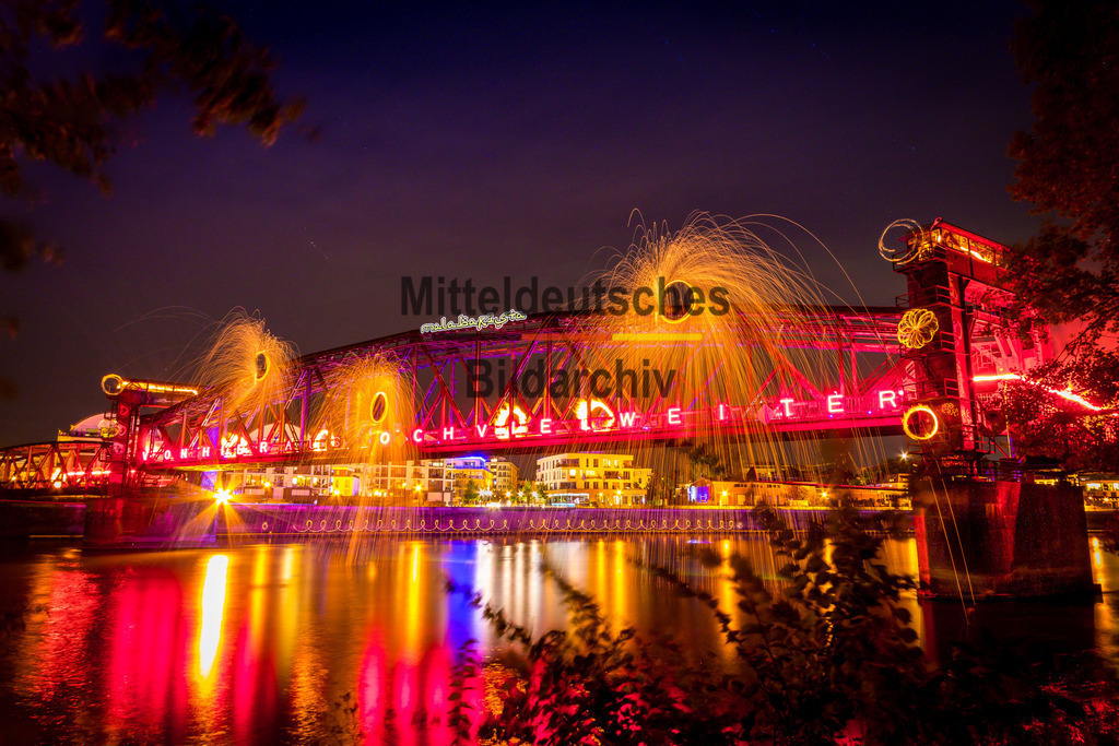 Lichtkunst_Daniel_Hubbrücke_3520-3 | Die Hubbrücke mit 18 Lichtkünstlern illuminiert und effektvoll in Szene gesetzt - Realisiert mit Pictrs.com