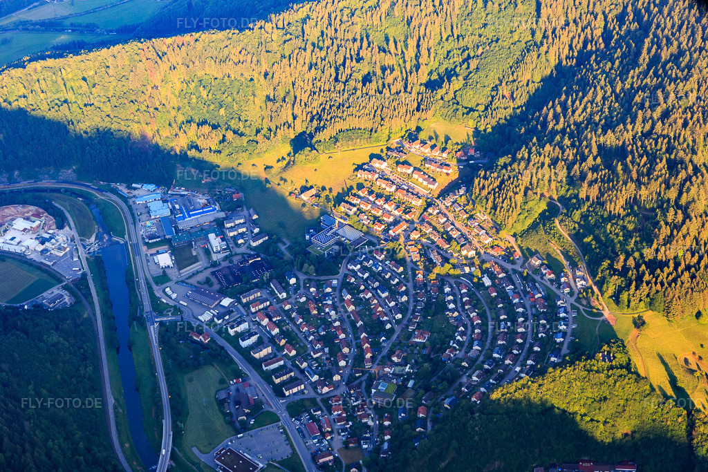 Luftbild: Ortsansicht im Kinzigtal von Nordosten in Wolfach im Bundesland Baden-Württemberg in Deutschland. Foto: IMG_114883.jpg vom 01.06.2019 durch Werner Riehm/FLY-FOTO.de