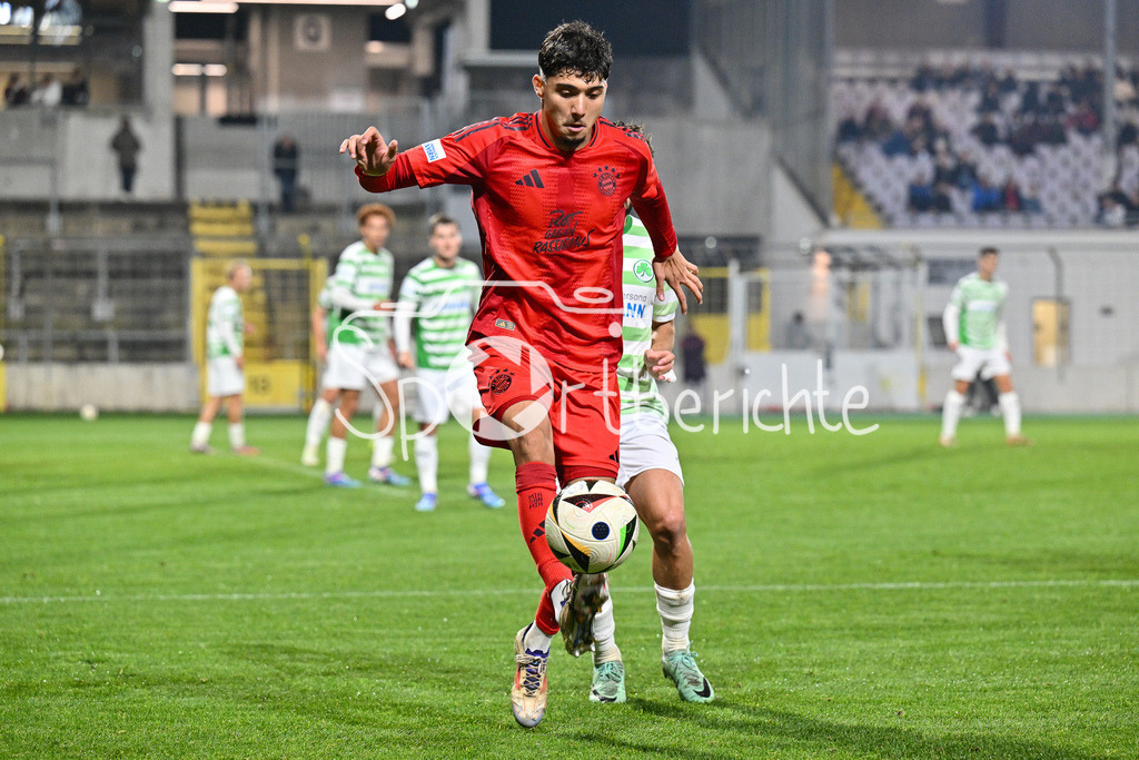 FC Bayern Amateure - SpVgg Greuther Fürth II | im Duell Emirhan DEMIRCAN (FC Bayern München II #11) und Kenan AYDIN (Spvgg #13) / zweikampf / Regionalliga Bayern: FC Bayern Muenchen II - SpVgg Greuther Fuerth II, Gruenwalder Stadion am am 29.10.2024