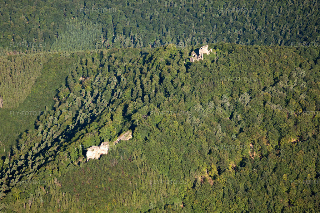 Vue aérienne: Ruines de château à Lembach dans le département Bas Rhin, France. Photo: IMG_31063.jpg prise le 07/08/2010 par Werner Riehm/FLY-FOTO.eu – Résolution de l'original: 4752 x 3168 px