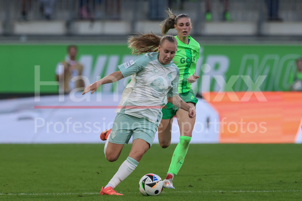 Fussball, Google Pixel Frauen-Bundesliga, VfL Wolfsburg - SV Werder Bremen | v.li.: Emöke Papai (SV Werder Bremen, 16) und Jule Brand (VfL Wolfsburg, 29) im Laufduell, Zweikampf, Duell, Dynamik, Aktion, Action, Spielszene, DIE DFB-RICHTLINIEN UNTERSAGEN JEGLICHE NUTZUNG VON FOTOS ALS SEQUENZBILDER UND/ODER VIDEOÄHNLICHE FOTOSTRECKEN. DFB REGULATIONS PROHIBIT ANY USE OF PHOTOGRAPHS AS IMAGE SEQUENCES AND/OR QUASI-VIDEO.
