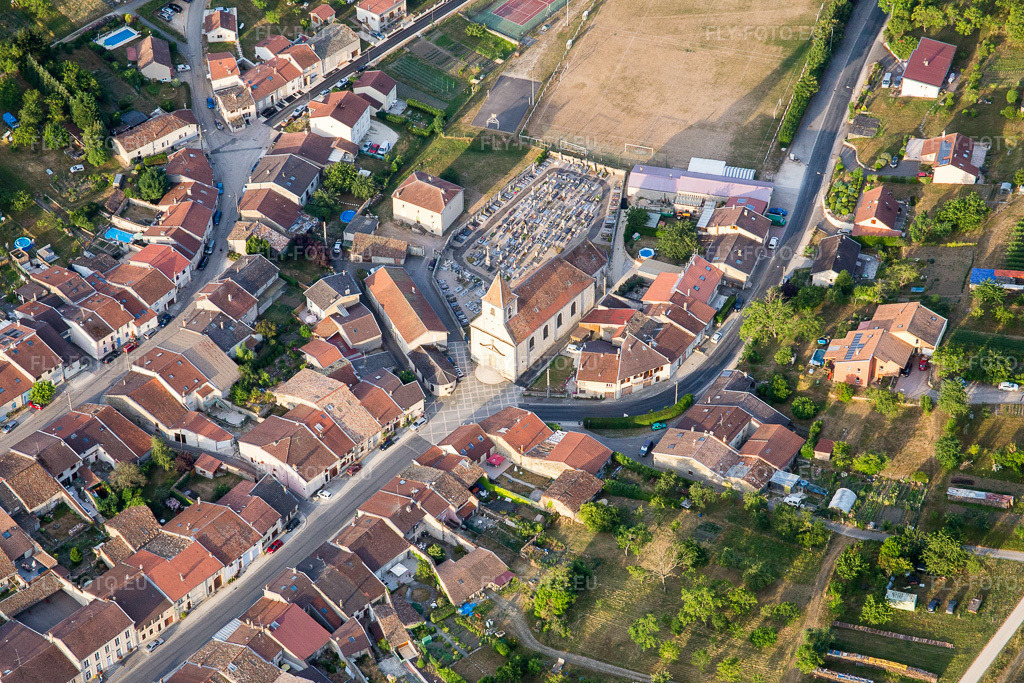 Vue aérienne: Église au centre du village à Lucey dans le département Meurthe et Moselle, France – .Photo: IMG_083459.jpg prise le 13/07/2015 par Werner Riehm/FLY-FOTO.eu – Résolution de l'original: 5472 x 3648 px