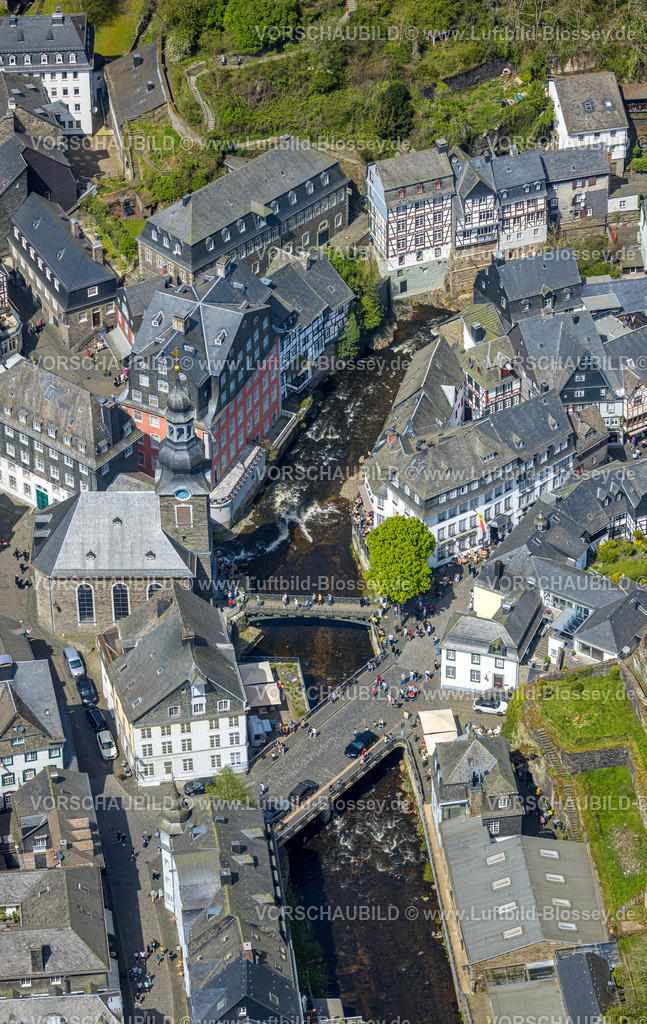 Monschau240502240 | Luftbild, historische Altstadt mit mittelalterlichen Gebäuden und der evangelischen Stadtkirche, Rotes Haus, Fluss Rur und Brücke Rurstraße Fußgängerbereich, kleine Brücke zur Kirche Auf den Planken, Monschau, Nordrhein-Westfalen, Deutschland