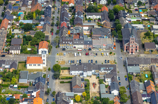 Wesel220703229 | Luftbild, Marktplatz Büderich, links evang. Kirche Büderich, rechts kath. Kirche St. Peter,  Büderich, Wesel, Niederrhein, Nordrhein-Westfalen, Deutschland