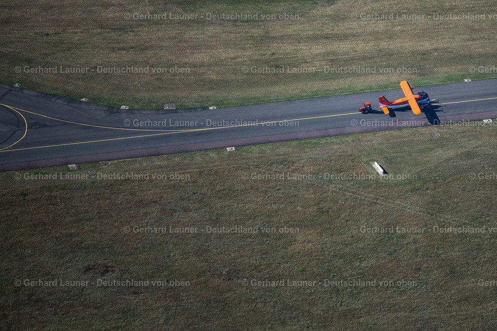 4034894 | BRAUNSCHWEIG 31.07.2020 Start- und Landebahnen mit Rollwegen Hangaranlagen und Terminals auf dem Gelände des Flughafen im Ortsteil Waggum in Braunschweig im Bundesland Niedersachsen, Deutschland. Weiterführende Informationen bei: Braunschweig Zukunft GmbH,  Flughafen Braunschweig-Wolfsburg GmbH. // Runway with hangar taxiways and terminals on the grounds of the airport in the district Waggum in Brunswick in the state Lower Saxony, Germany. Further information at: Braunschweig Zukunft GmbH,  Flughafen Braunschweig-Wolfsburg GmbH. Foto: Gerhard Launer