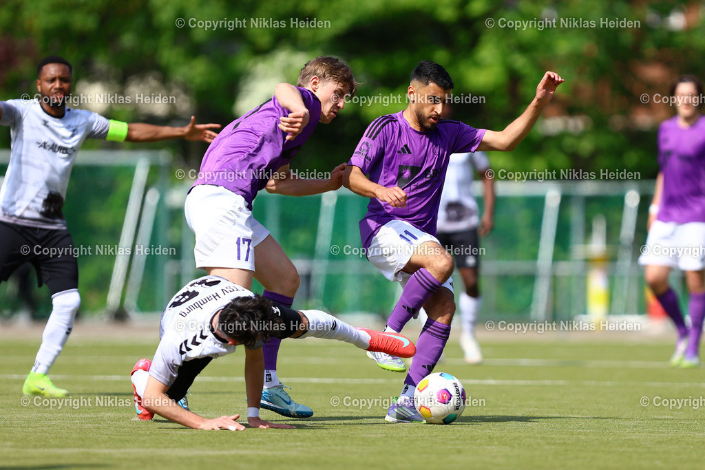 NH_HEBC_ETSVHamburg_OberligaHamburg_10052026 | #17 Robert Schick (HEBC) und #11 Hammed Nawaz (HEBC), #18 Muhamed Ajruli (ETSV Hamburg)Fußball I Herren I Gamesright Oberliga Hamburg I Saison 2025-2026 I 33. Spieltag I HEBC - ETSV Hamburg I 10.05.2026 I Reinmüllersportplatz