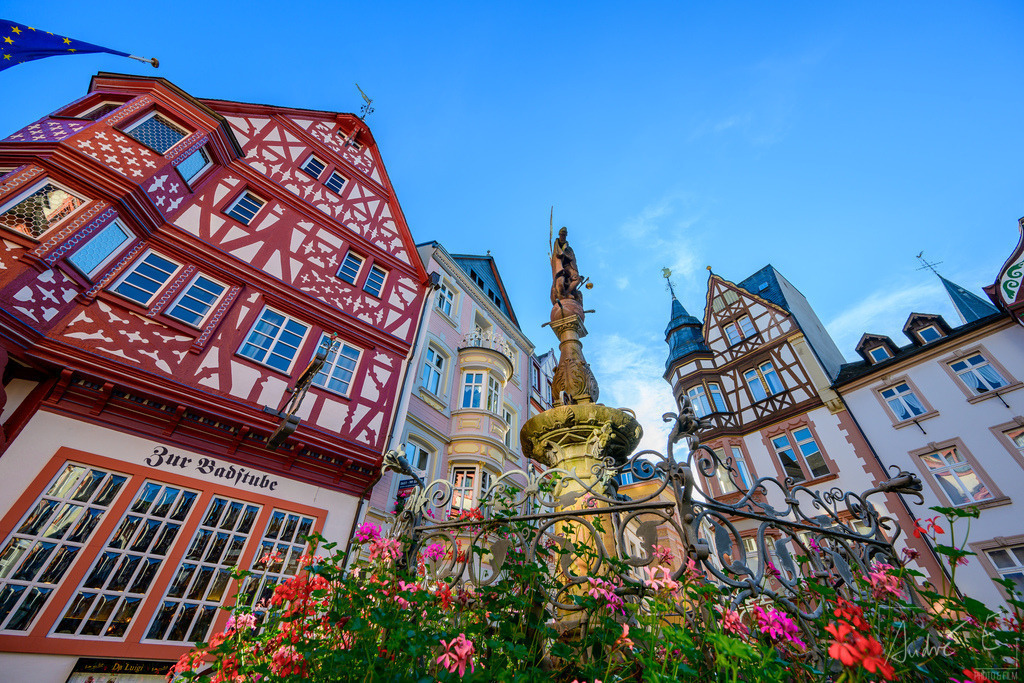 Bernkasteler Marktplatz mit Brunnen | Online Foto-Shop von André Engelhardt, Filmemacher und Fotograf. Fine Art Prints, Kunstdrucke, Fotogeschenke, Souvenirs von Mosel, Rhein und mehr. 