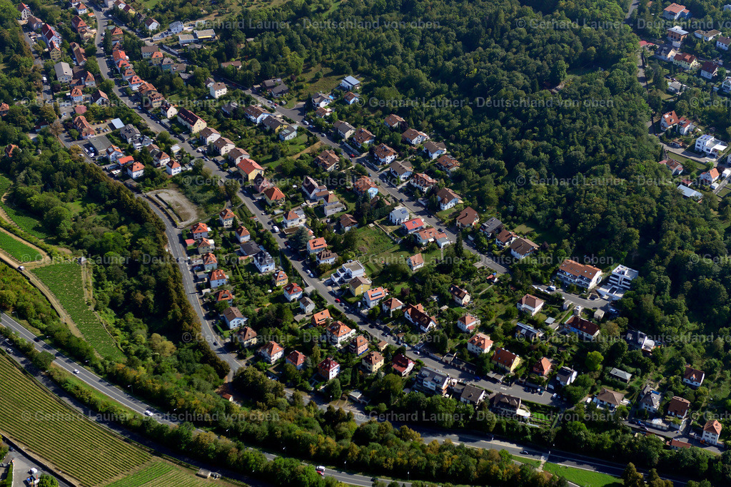 3650674 | STEINBACHTAL 13.09.2016 Von Wald und Forstgebieten umgebener Ortskern der Straßen und Häuser und Wohngebiete in Steinbachtal im Bundesland Bayern, Deutschland // Surrounded by forest and forest areas center of the streets and houses and residential areas in Steinbachtal in the state Bavaria, Germany Foto: Gerhard Launer
