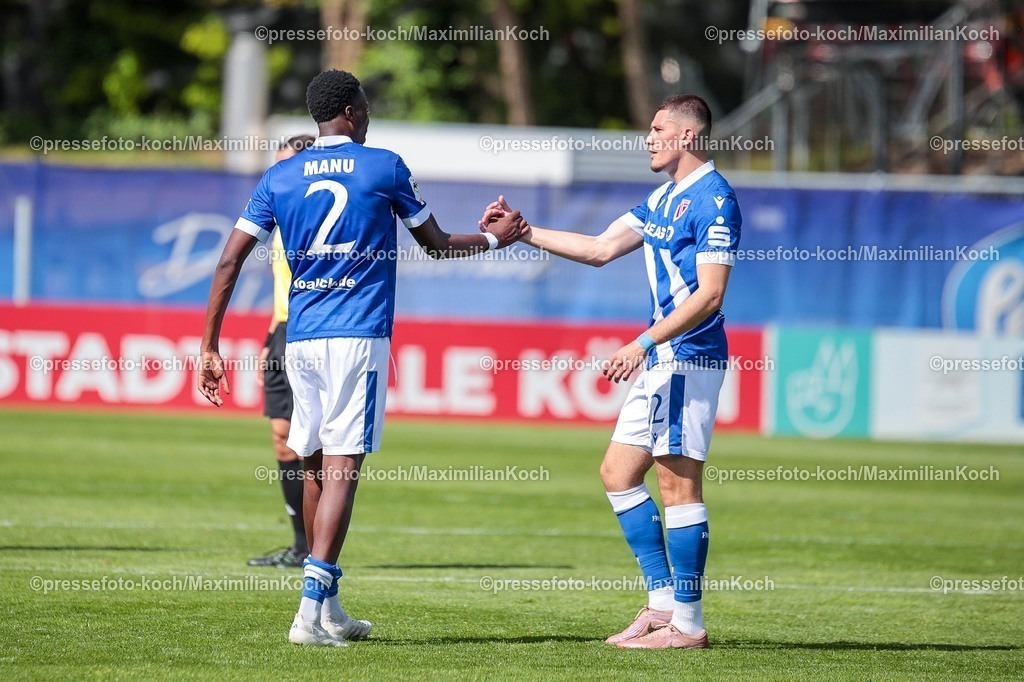xsefx26042601053 | 26.04.2026, xsefx, Fußball, 3.Liga, FC Viktoria Köln - Energie Cottbus, 35. Spieltag, Sportpark Höhenberg, Saison 2025 2026: FC Energie Cottbus feiert mit seinen Fans nach 2:0 Sieg bei Viktoria Köln King Manu (FC Energie Cottbus, 2)  neben Mladen Cvjetinovic (Cottbus, 22) DFB regulations prohibit any use of photographs as image sequences and or quasi-video. Photo: xSabinexEffgenxPressefotoKochx