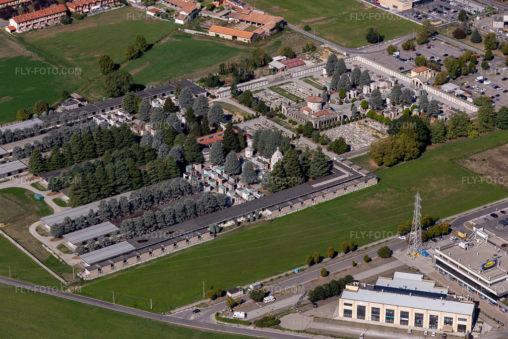 Aerial view: Cemetery Maggiore di Crem in Crema in the state Cremona, Italy.Photo: IMG_134413.jpg taken on 09/18/2022 by Werner Riehm/FLY-FOTO.comResolution of the original: 5472 x 3648 px