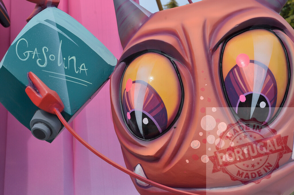 Cartoon monster with gas Canister at Fallas festival | Cartoon monster with large eyes and a gas canister celebrating the Fallas festival - Realisiert mit Pictrs.com