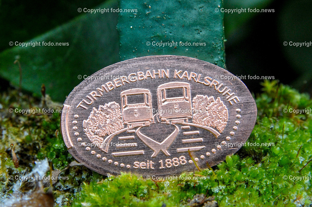 Deutschland_ Baden-Wuerttemberg_ Karlsruhe_ 29.12.2024-5 | 29.12.2024, Deutschland, GER, Baden-Wuerttemberg, Karlsruhe im Bild Die Turmbergbahn, Deutschlands aelteste noch betriebene Standseilbahn, Bahn, Turmberg, Durlach, Nostalgie, Talstation, Bergstation, Aussichtsterrasse, Ausflugsziel, Familie, Bauwerk, Veraenderung, Zwillingswagen, Nahverkehr