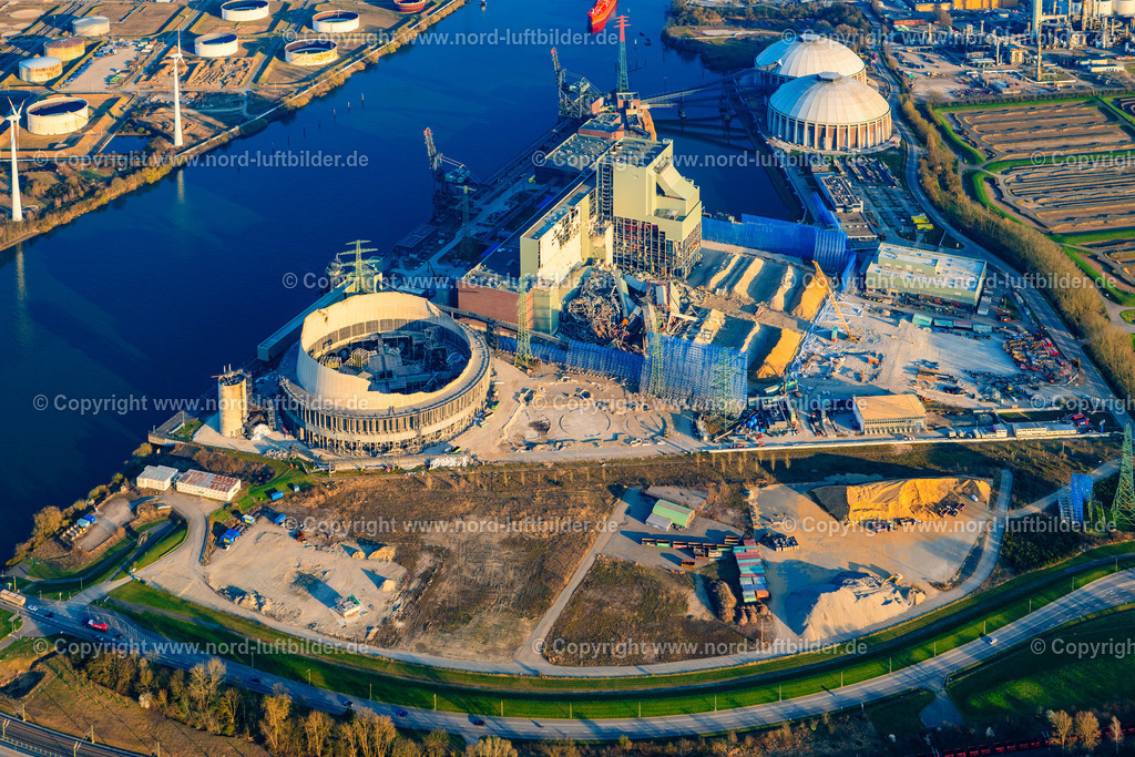 Hamburg_Moorburg_Kraftwerk_Abriss_ELS_2888280325 | HAMBURG 28.03.2025 Abrissarbeiten am den Kraftwerksanlagen des Heizkraftwerkes Vattenfall Tiefstack in Hamburg Moorburg, Deutschland. Weiterführende Informationen bei: Hagedorn Management GmbH,  Hamburger Energiewerke GmbH,  KMT Planungsgesellschaft mbH. // Demolition work on the power plant of the Vattenfall Tiefstack thermal power plant in Hamburg Moorburg, Germany. Further information at: Hagedorn Management GmbH,  Hamburger Energiewerke GmbH,  KMT Planungsgesellschaft mbH. Foto: Martin Elsen