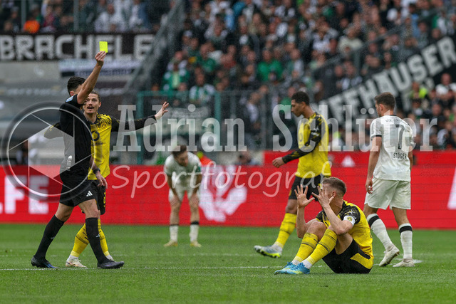 03.05.2026, GER, Fussball, Herren, 1. BL, Saison 2025/2026, Borussia Mönchengladbach - Borussia Dortmund | Nico Schlotterbeck (BVB) erhält die gelbe Karte von Schiedsrichter Florian Badstübner 