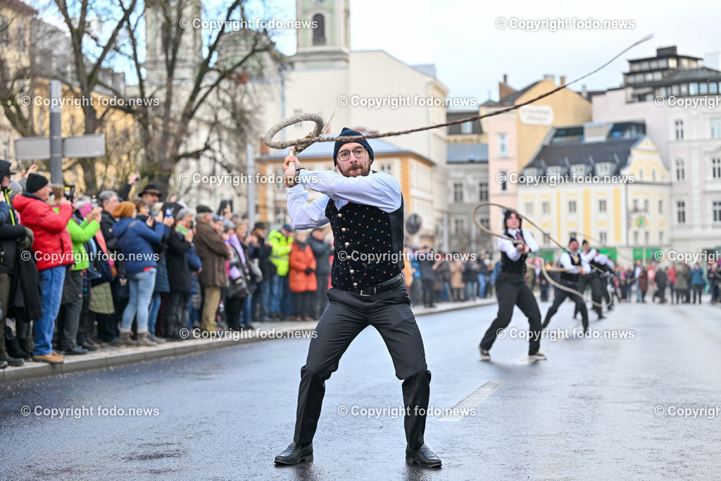 Neujahrschnalzen_ Aperschnalzen 2024_ 01.01.2024-23 | 01.01.2024, Promenade Linz, AUT, Landhaus im Bild Neujahrschnalzen 2024, Turmblaeser, Prangerschuetzen, Tradition, Brauchtum, Blasmusik, Peitschen, Trachtenverein Altstaedter Bauerngmoa, Promenade, Landhaus, Turm, Linz