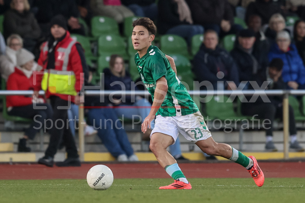 Fussball, Regionalliga Nord, SV Werder Bremen II - VfB Lübeck | v.li.: Kein Sato (SV Werder Bremen II, 23) am Ball, Freisteller, Einzelbild, Ganzkörper, Aktion, Action, Spielszene