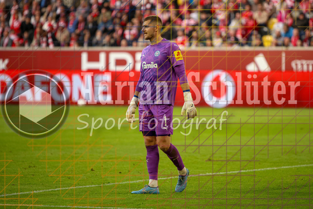 10.04.2026, GER, Fussball, Herren, 2. BL, Saison 2025/2026, Fortuna Düsseldorf - Holstein Kiel | Timon Weiner (Kiel) schaut 