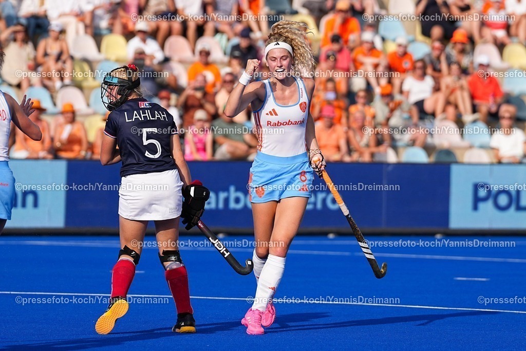 xydrx13082503003 | 13.08.2025, xydrx, Frauen EuroHockey Championship 2025, Gruppenphase, Gruppe A, Niederlande - Frankreich, Sparkassenpark Mönchengladbach: Torjubel nach dem Tor zum 5:0 für die Niederländische Feldhockey Nationalmannschaft durch Torschütze Yibbi Jansen (NED #8)