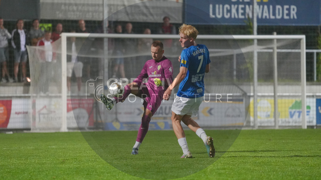 Fußball, Herren, Saison 2025/2026, Regionalliga Nordost, 6. Spieltag, FSV 63 Luckenwalde vs. VSG Altglienicke, Freitag 28.08.2025, Werner-Seelenbinder-Stadion Luckenwalde | Fußball, Herren, Saison 2025/2026, Regionalliga Nordost, 6. Spieltag, FSV 63 Luckenwalde vs. VSG Altglienicke, Freitag 28.08.2025, Werner-Seelenbinder-Stadion Luckenwalde, Im Bild: Florian Palmowski (l. Luckenwalde) und Paul-Vincent Manske (r. Altglienicke) - Realisiert mit Pictrs.com