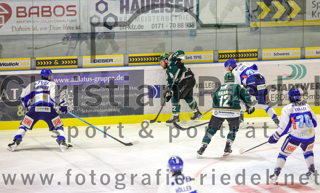 2025-09-26_084_TSV_Erding_gegen_SC_Riessersee | Erding, Deutschland, 26.09.2025:Eishockey, Oberliga Süd 2025 / 2026, 3. Spieltag, TSV Erding gegen SC Riessersee, Endergebnis: 3:5Quirin Glas-Bader (SC Riessersee, #71), Grady Hobbs (Erding Gladiators, #22), Thomas Brandl (Erding Gladiators, #12), Tobias Echtler (SC Riessersee, #20), Parker Colley (SC Riessersee, #70)Foto: Christian Riedel / fotografie-riedel.net