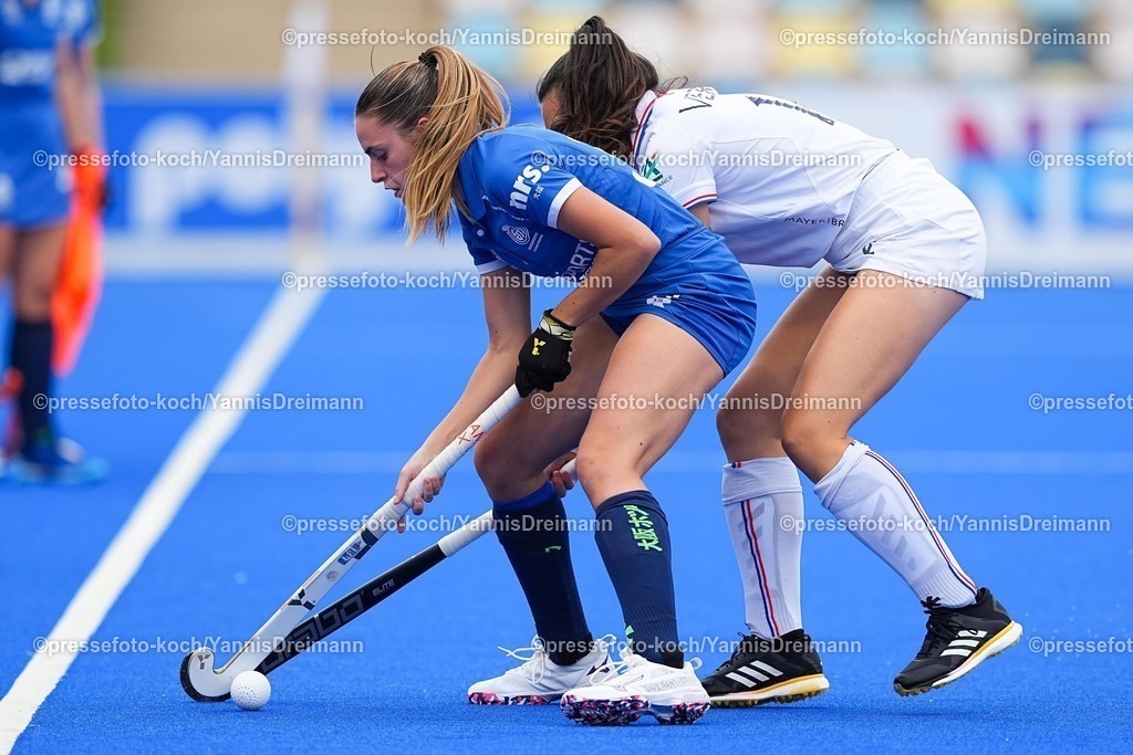 xydrx17082501005 | 17.08.2025, xydrx, Frauen EuroHockey Championship 2025, Gruppe C, Frankreich - Schottland, Sparkassenpark Mönchengladbach: Ava Findlay (SCO #37) im Zweikampf gegen Gabrielle Verrier (FRA #14)