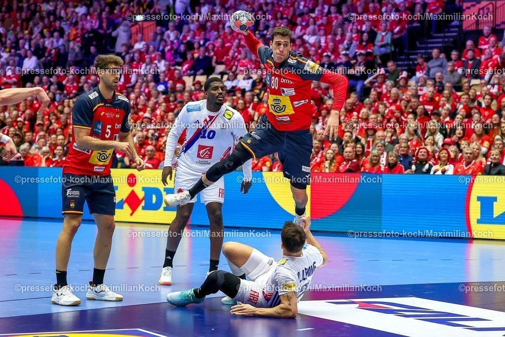 EHF26012602089 | 26.01.2026, Handball, Men's EHF EURO 2026, Frankreich - Spanien, Jyske Bank Boxen in Herning, Dänemark, Main Round:  Ian Barrufet Torrebejano (Espania #80) wirft den Ball auf das Tor 