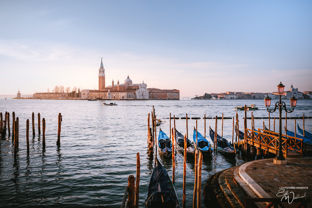 20220309-072247 ITALIEN-Venedig _011-1 Kopie | Herzlich willkommen auf meiner Seite! Ich bin Elke Wallnisch, Deine Fotografin für lichtstarke Momente. Der Name steht für alles, was mich mit der Fotografie verbindet: Das Licht und seine machtvolle Wirkung auf eine Situation oder unsere Stimmung - Realisiert mit Pictrs.com