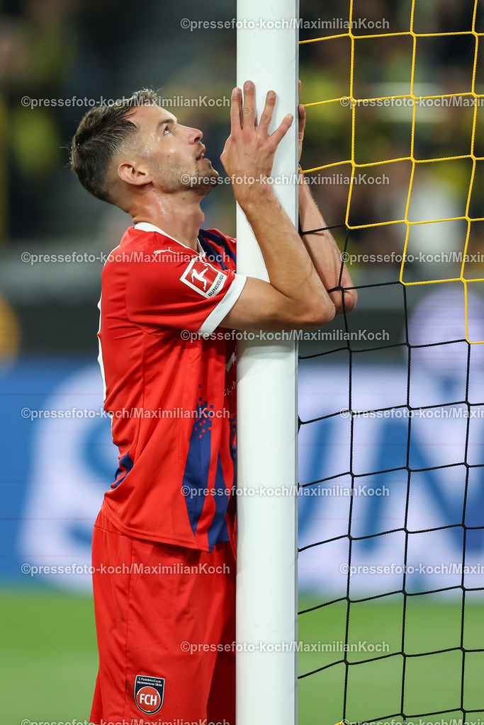 BVB13092402186 | 13.09.2024, 1. Fußball Bundesliga, Borussia Dortmund - 1. FC Heidenheim 1846, Signal Iduna Park, Saison 2024 2025: Marvin Pieringer (Heidenheim #18) steht frustriert am TorpfostenDFB regulations prohibit any use of photographs as image sequences and or quasi-video.