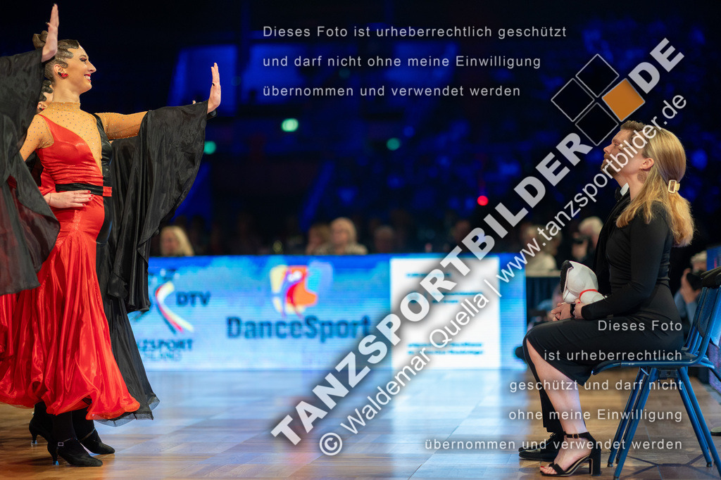 20251206-03019 | Hier finden Sie Tanz Bilder vom Latein und Standard Formationen tanzen. Sportbilder vom Tanzsport. Schöne Fotos und von Weltmeisterschaft, Europameisterschaft, Bundesliga, Regionalliga, Oberliga und Landesliga sowie von GOC Stuttgart, DanceComp, WM Bremen