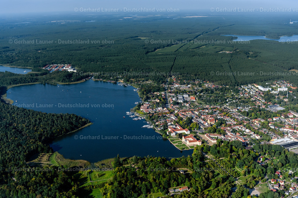 4062418 | RHEINSBERG 08.09.2021 Gebäude und Schloßpark- Anlagen des Wasserschloß Schloss Rheinsberg und angrenzende Musikakademie Rheinsberg GmbH Kavalierhaus in Rheinsberg im Bundesland Brandenburg. // Building and castle park systems of water castle Schloss Rheinsberg and the following building of the conservatoire Musikakademie Rheinsberg GmbH Kavalierhaus in Rheinsberg in the state Brandenburg. Foto: Gerhard Launer