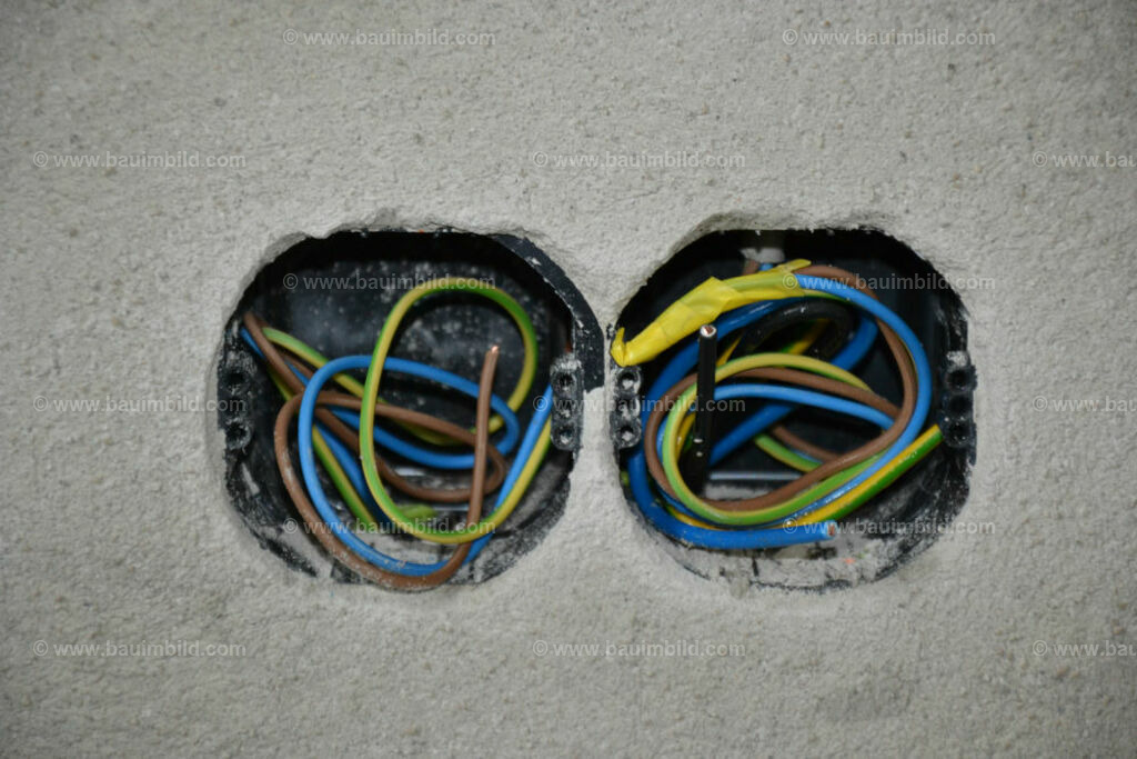 bib-lg17-elektroinstallation-0187 | Nach LV-Leistungsgruppen sortierte Detailfotos über den Bau eines Hauses. Alle Hausbau-Bilder direkt vom Urheber und Autor der Website Haus-Selber-Bauen.com