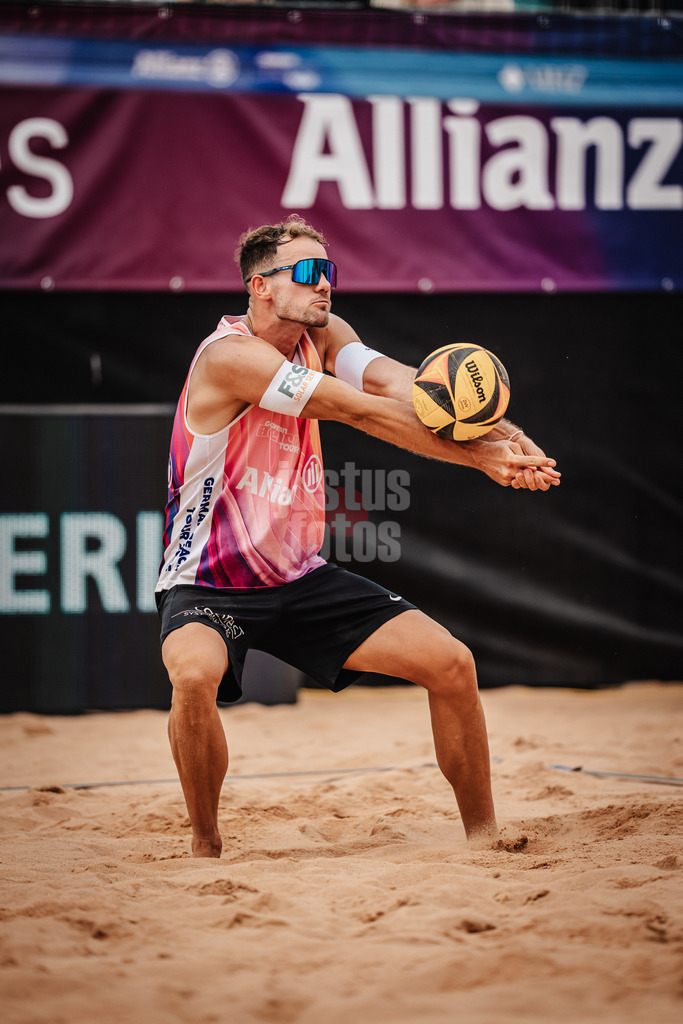 Beachvolleyball | Männer | Allianz German Beach Tour 2025 | Tourstop München | 05.07.2025 | Jonas Sagstetter nimmt den Ball an
