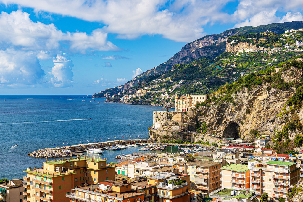 Blick auf Maiori an der Amalfiküste in Italien | Blick auf Maiori an der Amalfiküste in Italien.