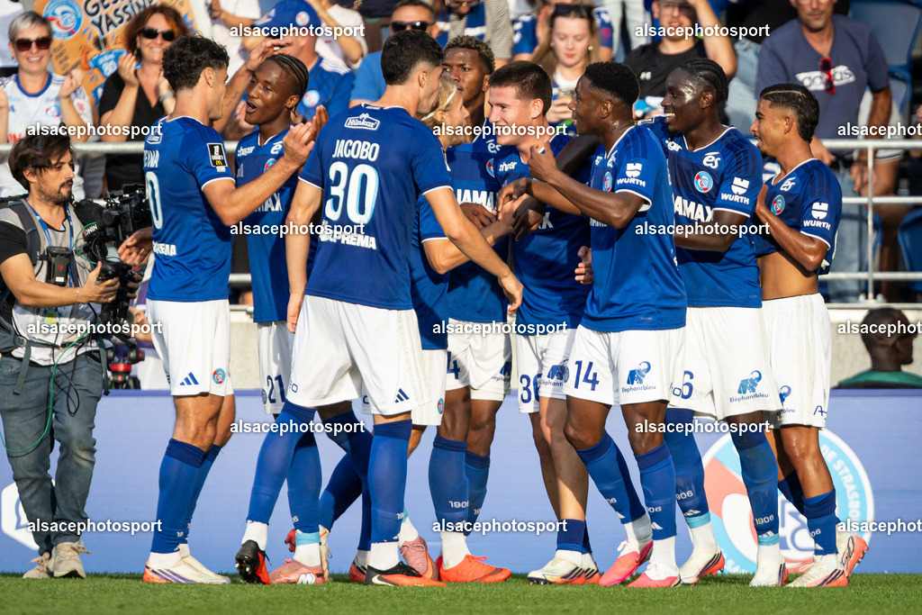 9L6A7940 | Joie des joueurs de l'equipe de Racing Strasbourg apres le but  (PP) de Sadibou Sane - Realisiert mit Pictrs.com