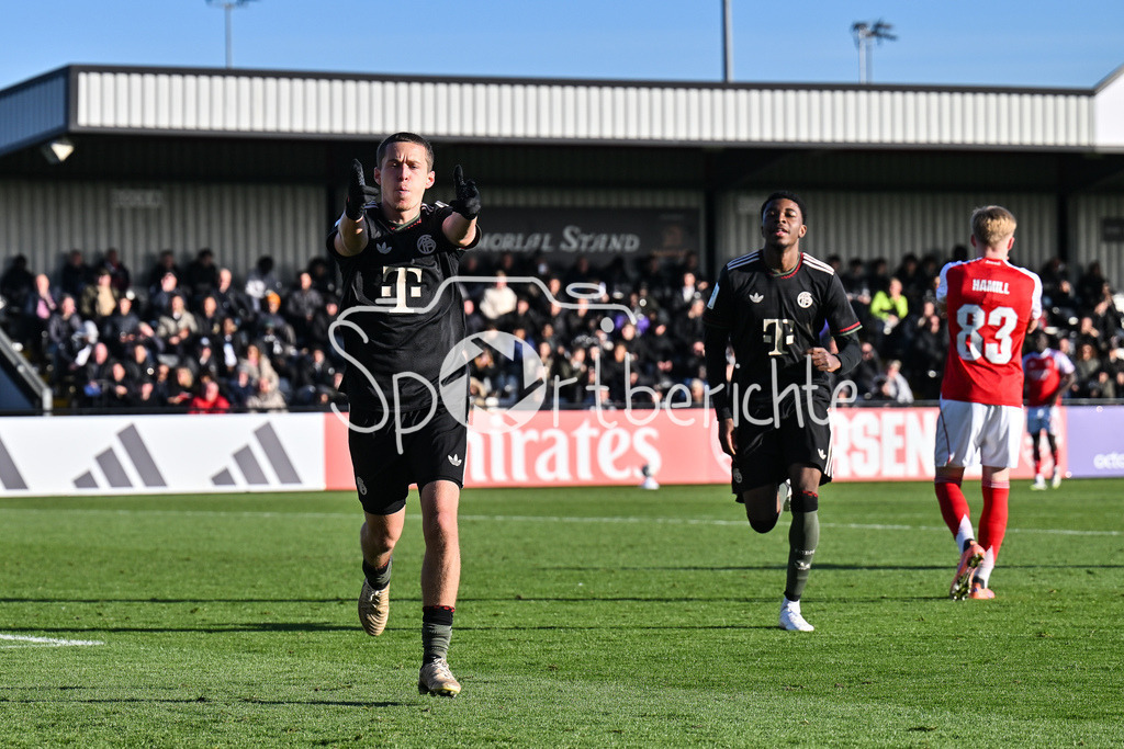 Arsenal London U19 - FC Bayern München U19 | BOREHAMWOOD, ENGLAND - 26. NOVEMBER: Jubel der Bayern nach dem Treffer zum 0-1 durch Yll GASHI (FC Bayern München U19 9) / Tor / Torschuetze / Freude / Happy / beim Ligaspiel zwischen der U19 von Arsenal London und der U19 des FC Bayern München am 5. Spieltag der UEFA Youth League im Meadow Park am 26.11.2025