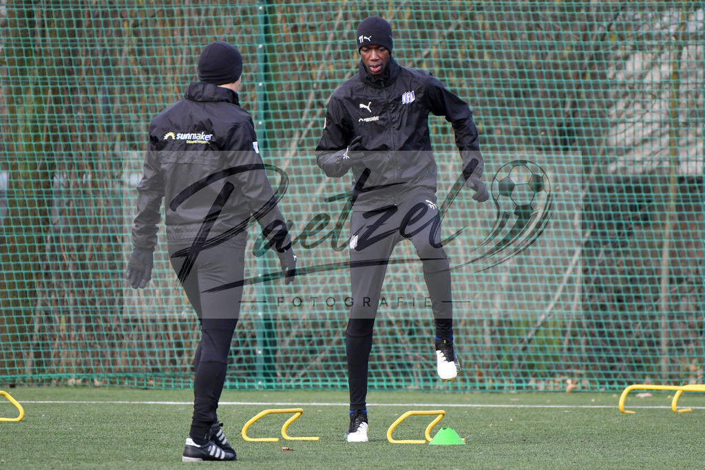 20200131_TRAOSN_0065 | Fußball, Herren: Assan Ceesay (VfL Osnabrueck) schaut waehrend der Trainingseinheit des VfL Osnabrueck im Sportpark Illoshoehe am 31.01.2020 in Osnabrueck, Deutschland. - Realisiert mit Pictrs.com