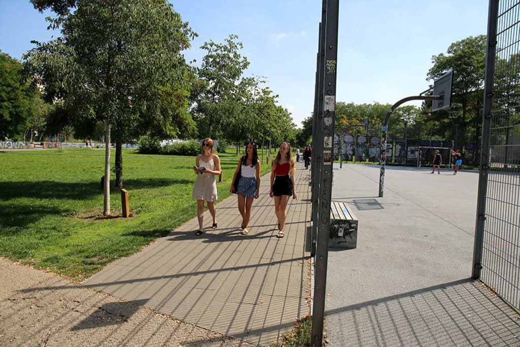 Foto: Leipzig - Lene-Voigt-Park | Das Team hinter BILDLEXIKON LEIPZIG bündelt historische wie aktuelle Informationen über die Stadt Leipzig in Text und Bild auf einer Plattform und stellt diese der interessierten Öffentlichkeit zur Verfügung.