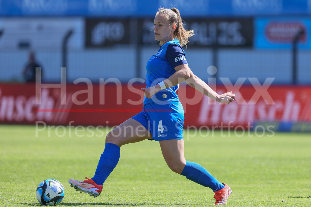 Fussball, 2. Frauen-Bundesliga, SV Meppen - SV 67 Weinberg | v.li.: Toma Ihlenburg (SV Meppen, 4) am Ball, Freisteller, Einzelbild, Ganzkörper, Aktion, Action, Spielszene, DIE DFB-RICHTLINIEN UNTERSAGEN JEGLICHE NUTZUNG VON FOTOS ALS SEQUENZBILDER UND/ODER VIDEOÄHNLICHE FOTOSTRECKEN. DFB REGULATIONS PROHIBIT ANY USE OF PHOTOGRAPHS AS IMAGE SEQUENCES AND/OR QUASI-VIDEO.