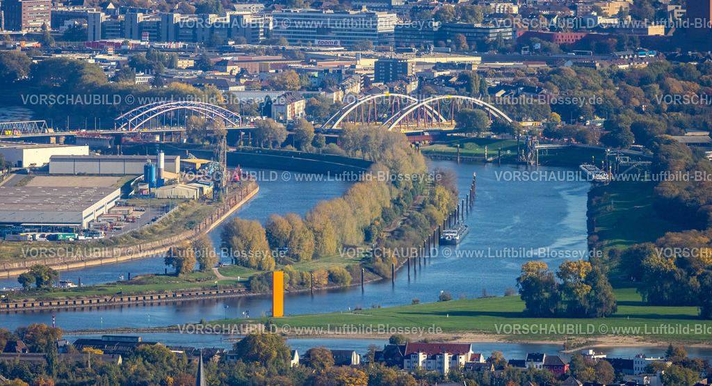Duisburg221005102 | Luftbild, Fluss Ruhr Mündung in den Fluss Rhein, Skulptur Rheinorange im Vordergrund, Baumallee auf Gleisharfe Pontwert, Mercator Insel, Kaßlerfeld, Duisburg, Ruhrgebiet, Nordrhein-Westfalen, Deutschland