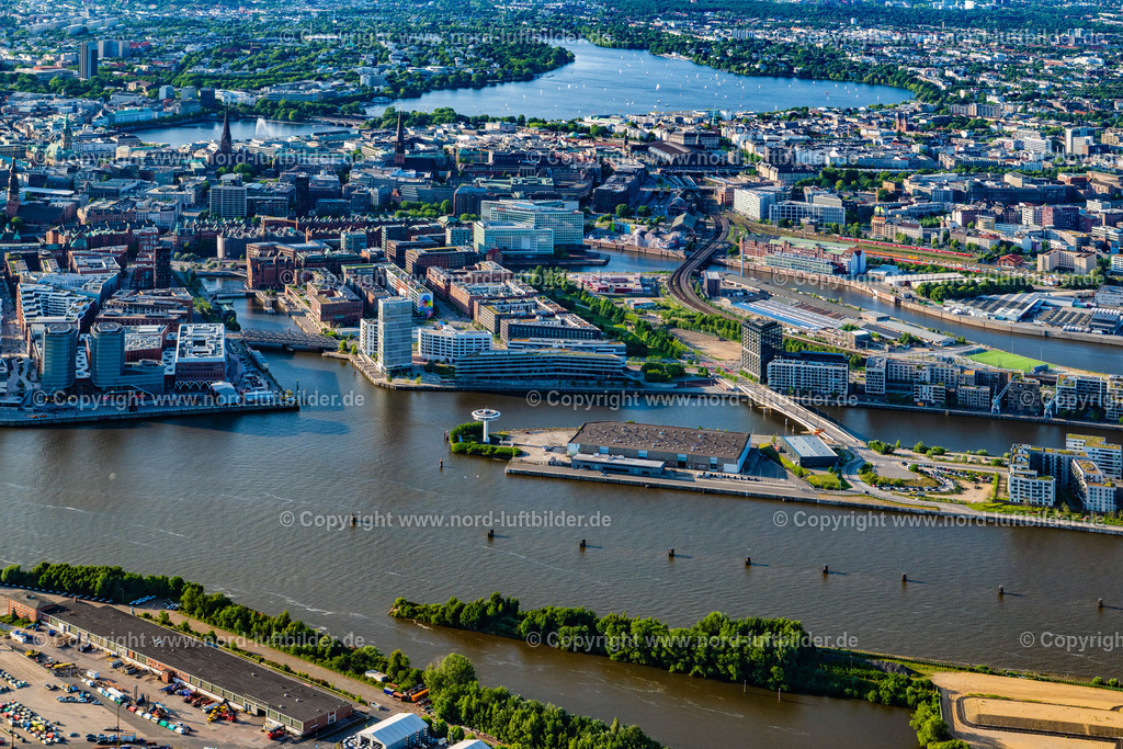 Hamburg_Baakenhafen_Hafencity_ELS_7999160625 | HAMBURG 16.06.2025 Lagerhallen und Speditionsgebäude " Kakaospeicher Baakenhöft " und Verwaltungsgebäude der Hamburg Cruise Center und Wonhaus Lighthouse Zero in Hamburg, Deutschland. // Warehouses and forwarding building " Kakaospeicher Baakenhoeft " in Hamburg, Germany. Foto: Martin Elsen