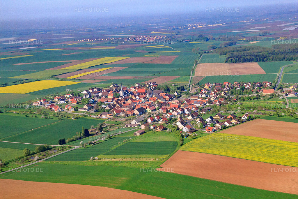 Luftbild: Ortsansicht von Osten im Ortsteil Dipbach in Bergtheim im Bundesland Bayern in Deutschland. Foto: IMG_57090.jpg vom 08.05.2013 durch Werner Riehm/FLY-FOTO.deAuflösung des Originals: 4752 x 3168 px