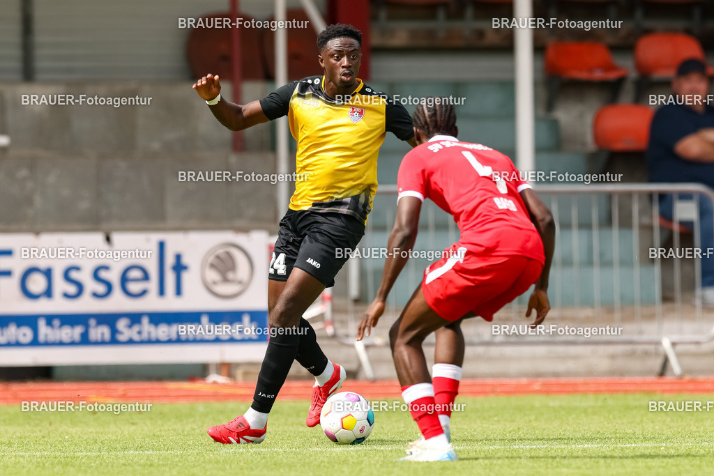 1_SVSKFC_20250726_0326.JPG -  - SV Schermbeck - KFC Uerdingen  - Testspiel | Schermbeck, Deutschland, 26.07.25: Kingsley Helmut Marcinek (KFC Uerdingen) und Yannick Babo (SV Schermbeck) im Kampf um den Ball während des Testspiel Spiels zwischen SV Schermbeck - KFC Uerdingen  in der Volksbank Arena am 26. July 2025 in Schermbeck, Deutschland. (Foto von Stefan Brauer/Brauer-Fotoagentur)