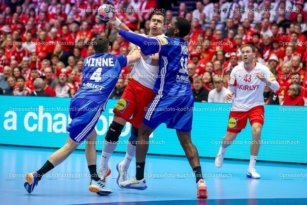 EHF22012603030 | 22.01.2026, Handball, Men's EHF EURO 2026, Frankreich - Dänemark, Jyske Bank Boxen in Herning, Dänemark, Main Round:  Rasmus Lauge Schmidt (Denmark #11) im Zweikampf gegen   Aymeric Minne (France #04)  Dika Mem (France #10) 