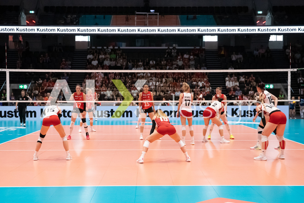 Austria v Switzerland - CEV European League Women | KRIENS, SWITZERLAND - JUNE 14: Both teams preparing for a serve during the CEV European League match between Austria and Switzerland at Pilatus Arena on June 14, 2026 in Kriens, Switzerland. - Realisiert mit Pictrs.com