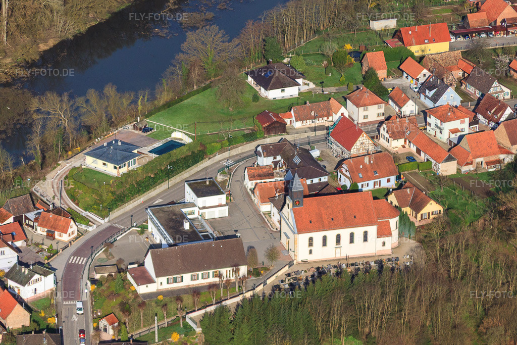 Luftbild: Église Saint-Pantaléon de Munchhausen in Munchhausen im Bundesland Bas-Rhin in Frankreich. – Foto: IMG_25590.jpg vom 02.04.2010 durch Werner Riehm/FLY-FOTO.de – Auflösung des Originals: 4277 x 2851 px
