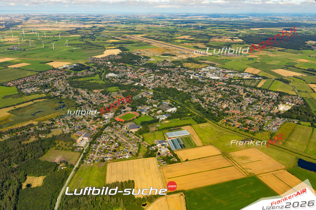 Das Luftbild der Stadt Leck wurde 2022 vom Flugzeug heraus erstellt (keine Drohnen-Aufnahmen) Aufnahmehöhe ca.450 Meter- hohe Bildauflösung und Druck-Qualität. Garantiert!