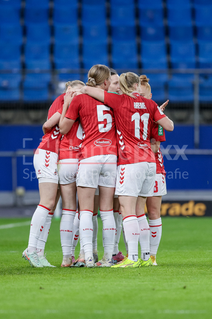 Fussball, Google Pixel Frauen-Bundesliga, Hamburger SV - 1. FC Köln | Spielerinnen von 1. FC Köln mit Torjubel, Jubel, jubeln, jubelt, optimistisch, Spielszene, Highlight, Freude über das Tor zum 0:1, DIE DFB-RICHTLINIEN UNTERSAGEN JEGLICHE NUTZUNG VON FOTOS ALS SEQUENZBILDER UND/ODER VIDEOÄHNLICHE FOTOSTRECKEN. DFB REGULATIONS PROHIBIT ANY USE OF PHOTOGRAPHS AS IMAGE SEQUENCES AND/OR QUASI-VIDEO.