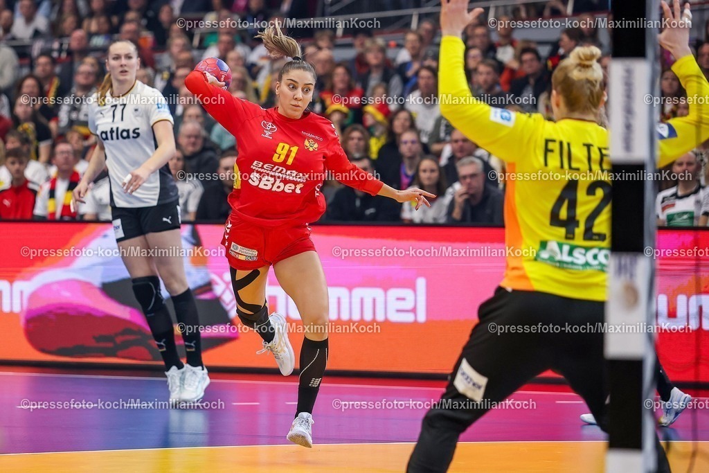 IHF04122502020 | 04.12.2025, Handball WM Frauen, Hauptrunde, Deutschland - Montenegro, 27th IHF Women's Handball World Championship, Westfalenhalle Dortmund: Ivona Pavicevic (Montenegro #91)  beim Wurf auf das Tor von Katharina Filter (GER #42) 