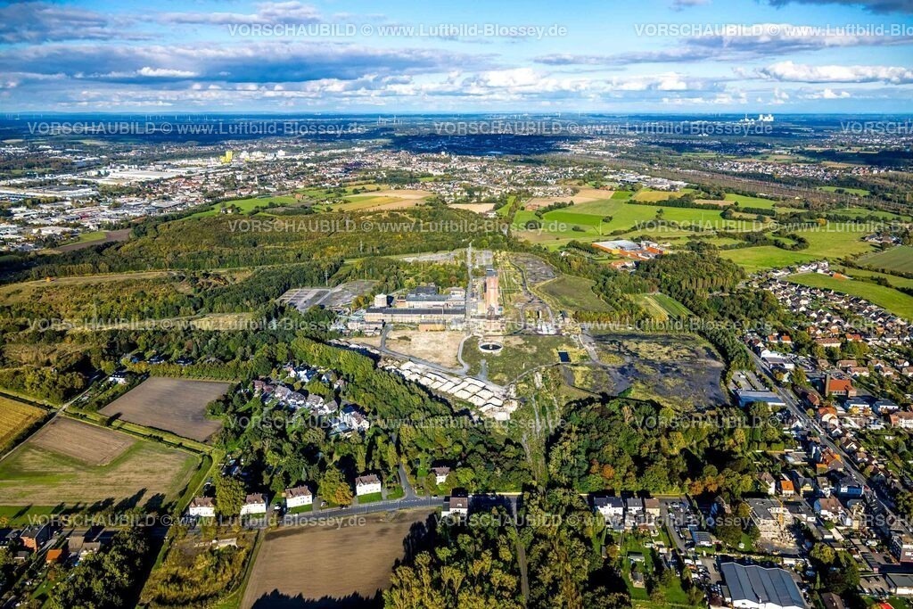 Hamm241006857 | Luftbild, ehemaliges Bergwerk Ost Heinrich Robert mit dem Hammerkopfturm, Neugestaltung zum CreativRevier Hamm, links die Halde Humbert, Fernsicht und blauer Himmel mit Wolken, Stadtbezirk Pelkum, Hamm, Ruhrgebiet, Nordrhein-Westfalen, Deutschland