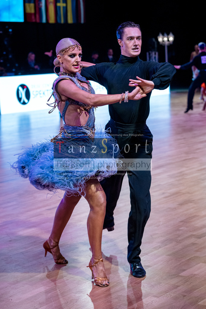 20251212_WDSF_World_Ch_Cup_RS-Lat_0917-2 | Tanzsportbilder, Standardtanz, Lateintanz, WDSF, DTV, LTVB, dancecomp, goc, hessen tanzt, blaues band der spree, walzer, tango, wiener walzer, slowfox, quickstepp, samba, rumba, cha-cha-cha, paso doble. jive, hd-kroft photography, turniertanzsport